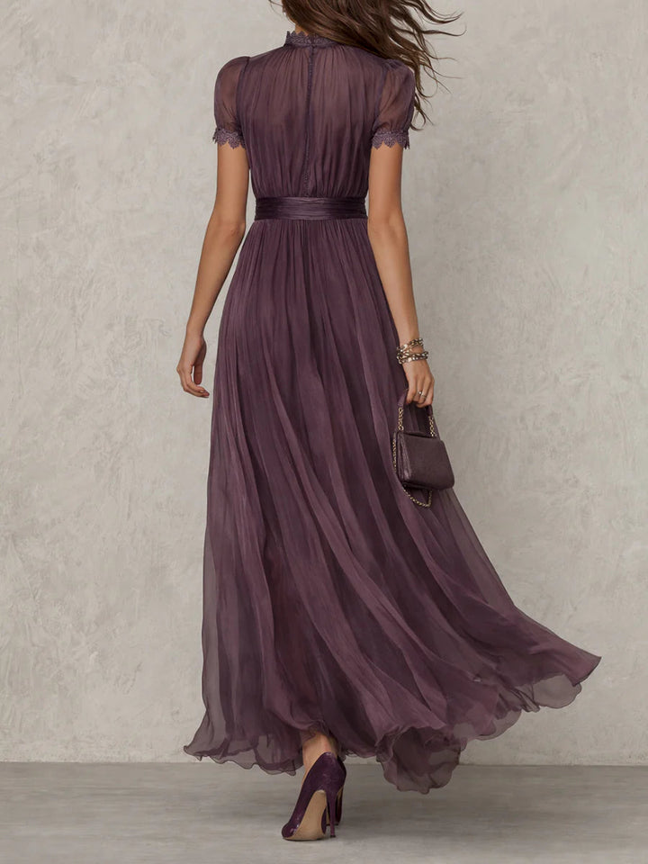 Fioletowa Sukienka Maxi z Dekoltem w Kształcie Oka i Koronkowym Wykończeniem
